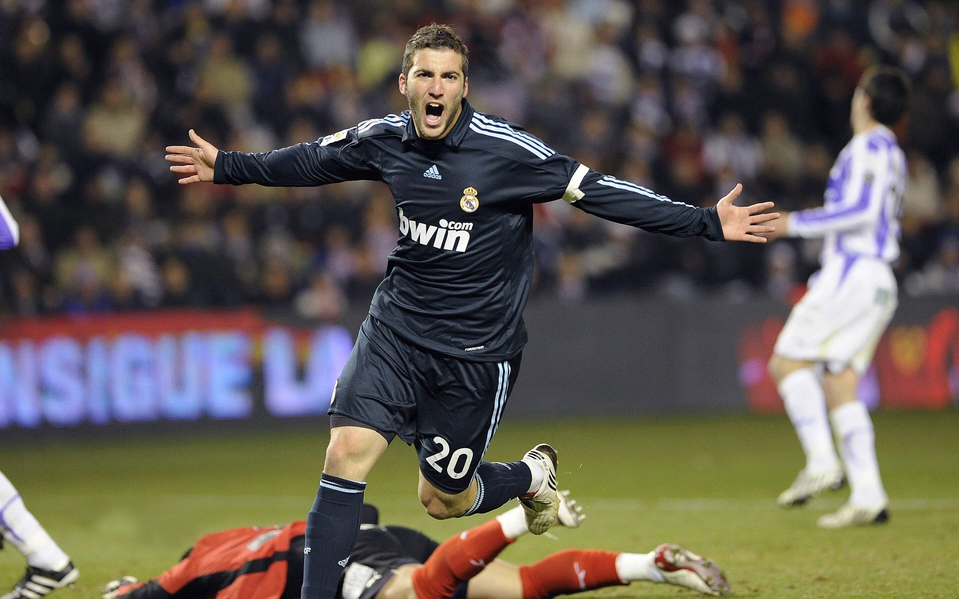 1-0!李霄鹏命真硬!海牛上岸亚泰降级,邓卓翔早早撤下两大外援,李霄鹏冲进球场视频